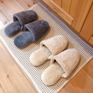 足元あったかボアスリッパ。　“１００円で暮らしは楽しくなる。“