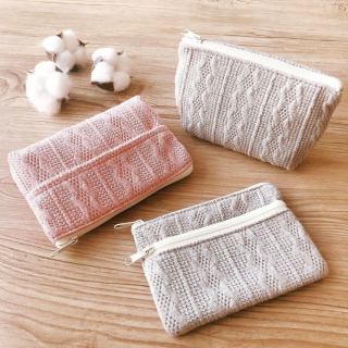 ほっこり可愛いニット柄のポーチを忍ばせて。　“１００円で暮らしは楽しくなる。“