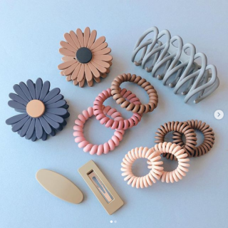 マットの質感が上品なヘアアクセサリー　“１００円で暮らしは楽しくなる。“