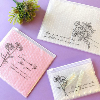 大切な贈り物に。クッションタイプのラッピングバッグ。　“１００円で暮らしは楽しくなる。“