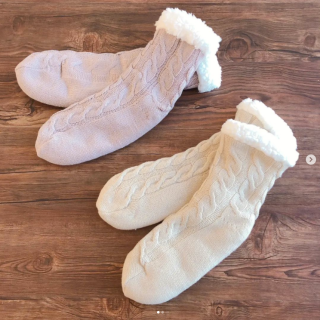 まだ寒い日が続きますね。お家での防寒はフワフワでぬくぬく(^^)　“１００円で暮らしは楽しくなる。“