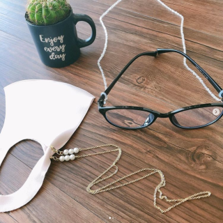 メガネストラップにもマスクストラップにも、ネックレスにもなる。　“１００円で暮らしは楽しくなる。“