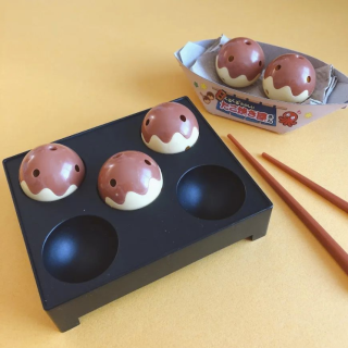 いらっしゃいませ！！ 棒でたこ焼きをくるくるまわしてたこ焼き屋さんごっこが楽しめます！“１００円で暮らしは楽しくなる。“