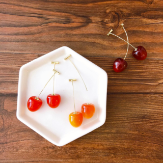まるで本物！？　とってもリアルなさくらんぼモチーフのアクセサリー。　“１００円で暮らしは楽しくなる。“