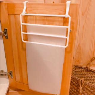 扉などに引っ掛けてゴミ袋を収納！ ３段式なので種類ごとに分けて使うこともできます。　“１００円で暮らしは楽しくなる。“