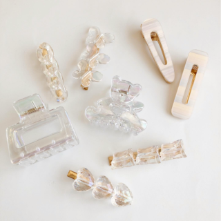 トレンドデザインをファッションのワンポイントに。　“１００円で暮らしは楽しくなる。“