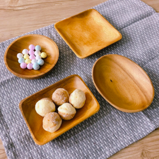 ナチュラルで温かみのあるアカシアの小皿。　“１００円で暮らしは楽しくなる。“