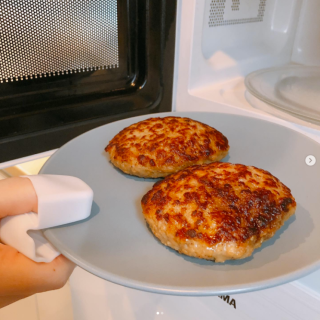 お皿をしっかり持てるコンパクトなミトン♪　“１００円で暮らしは楽しくなる。“