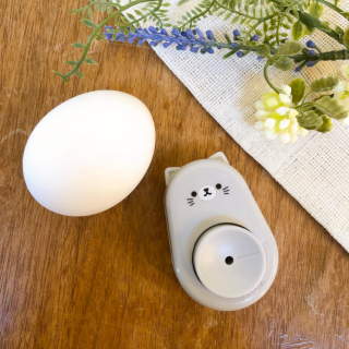 ゆでたまごのカラがするりとむけるようになる穴あけ器。 マグネット付きなので冷蔵庫などにもつけられます。　“１００円で暮らしは楽しくなる。“