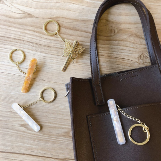 必要な時、さっと取り出せてストレスフリー！ 内ポケットに取り付ければ防犯面も安心。　“１００円で暮らしは楽しくなる。“