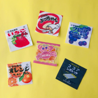 あのお菓子のパッケージそのままのデザイン！ 食品は個包装されたものを入れてね★　“１００円で暮らしは楽しくなる。“