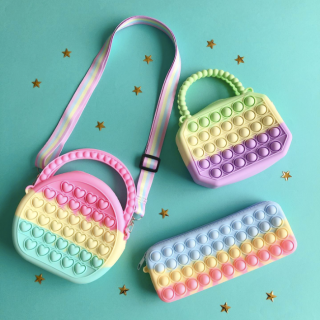 ぽこぽこ押して楽しいプッシュポップがペンケースやポーチになりました♪ ポーチにはストラップが付いているのでお出掛けにも！　“１００円で暮らしは楽しくなる。“