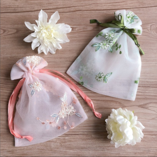 ギフトラッピングやポーチにも。小花柄の刺繍入り。　“１００円で暮らしは楽しくなる。“