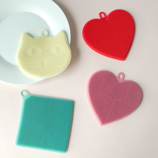 食器洗い、コースター、鍋つかみ… ぼくたちが大活躍するにゃー　“１００円で暮らしは楽しくなる。“