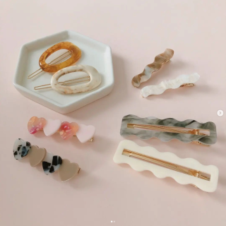 まとめ髪やサイドに留めてトレンド感あるヘアスタイルを演出。　“１００円で暮らしは楽しくなる“