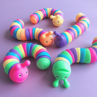 きも？かわ？♡ くねくね動かせるカラフルイモムシ　“１００円で暮らしは楽しくなる“