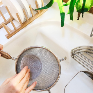 柔らかい毛先が細かい網目や凸凹面にぴったり♪　“１００円で暮らしは楽しくなる“