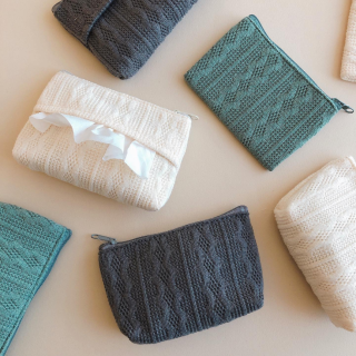 ニット風デザインでほっこり。　“１００円で暮らしは楽しくなる“