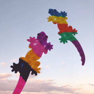 窓などにぺたぺたくっつけて遊ぼう♪　“１００円で暮らしは楽しくなる“