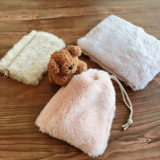 ほっこりふわふわ～ やさしい色合いのフェイクファーポーチ。　“１００円で暮らしは楽しくなる“