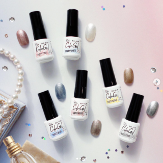 パーティーにぴったりなキラキラとシックなカラーのジェルネイル。　“１００円で暮らしは楽しくなる“