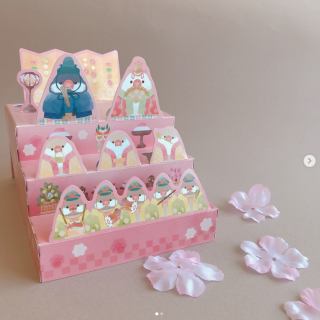 ちょっとしたスペースにも置きやすいスリムな形状で、ひなまつりの飾りとして手軽にご利用いただけます。　“１００円で暮らしは楽しくなる“