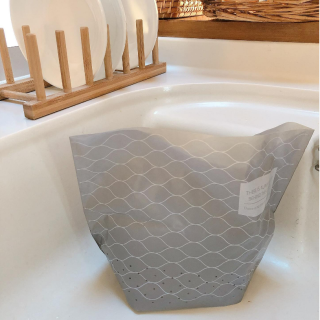 三角コーナーの代わりに使用できて、そのまま捨てられる便利な自立式ゴミ袋。　“１００円で暮らしは楽しくなる“