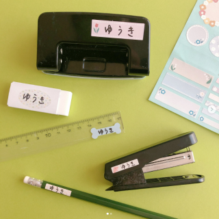 貼り忘れはないかな？ 選べるデザインで楽しく入園、入学の準備♪　“１００円で暮らしは楽しくなる“