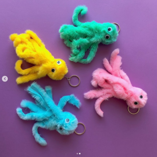 カラフルでポップなキーホルダー♪　“１００円で暮らしは楽しくなる“