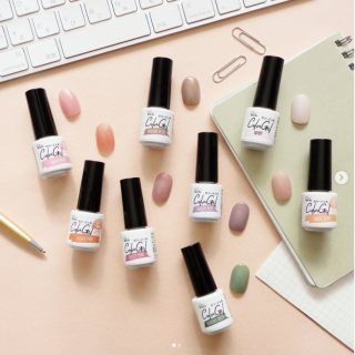 オフィスで映えるキレイめネイル。　“１００円で暮らしは楽しくなる“