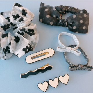 モノトーンを基調としたヘアアクセサリー。　“１００円で暮らしは楽しくなる“