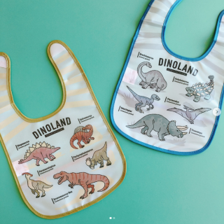 かわいいデザインでごはんがもっと楽しい時間に。 ひっくり返したポケット部分で食べこぼしをキャッチ★　“１００円で暮らしは楽しくなる“