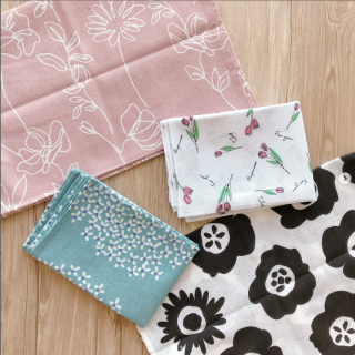 今シーズンも　てぬぐい　始まりました。 ハンカチ、ランチマット、ハンドメイドの材料など使い方は自由♪　“１００円で暮らしは楽しくなる“