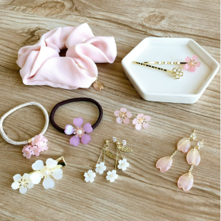 桜ひらひら、さりげなく春を先取り。　“１００円で暮らしは楽しくなる“