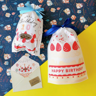 １年に１度の大切な記念日を盛り上げよう☆彡 ポリ巾着バッグは、付属のシールで年齢や日付のデコレーションができるよ♪　“１００円で暮らしは楽しくなる“