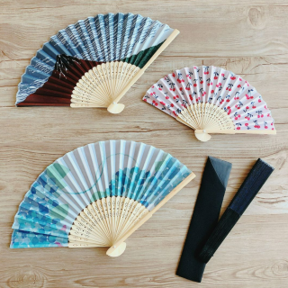 コンパクトで持ち運びに便利な扇子で、気軽に暑さ対策をはじめてみませんか♪　“１００円で暮らしは楽しくなる“