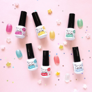 透明感と小粒のシルバーラメがかわいいキャンディカラーでPOPな指先に☆　“１００円で暮らしは楽しくなる“