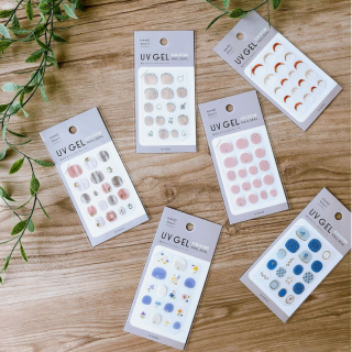 爪が小さい方、短い方にぴったりの、貼るだけ簡単なショートネイルシール。　“１００円で暮らしは楽しくなる“