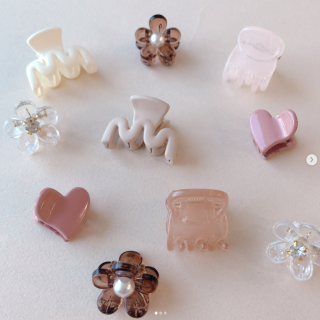 色もデザインも様々なミニバンス。 あなたのお気に入りはどれですか？　“１００円で暮らしは楽しくなる“