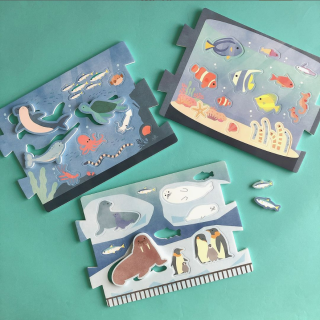 お風呂でペタペタ楽しめるパズル。 おさかなやアザラシ、ペンギンなど気分は水族館♪ シートをつなげて遊ぶこともできるよ。　“１００円で暮らしは楽しくなる“