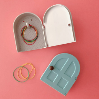 ついつい開きたくなる、小さなドアの中には…。 便利なマグネット付き。　“１００円で暮らしは楽しくなる“