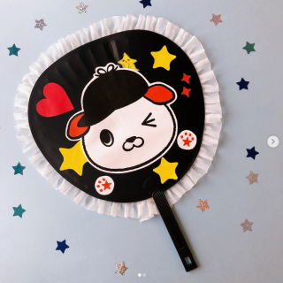 そのまま貼るだけ、両面テープ付きで接着剤いらず！うちわデコが簡単に！　“１００円で暮らしは楽しくなる“