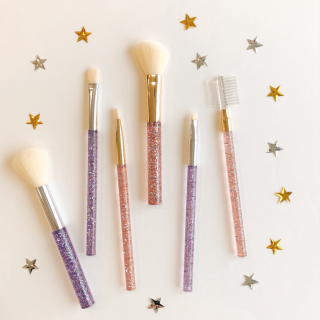 キラキラメイクブラシでメイクを楽しんで♪　“１００円で暮らしは楽しくなる“