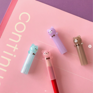 鉛筆が転がらないように、くまさんがおててで支えます！！　“１００円で暮らしは楽しくなる“