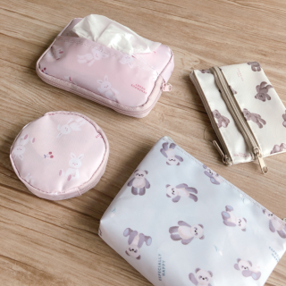 ぼくたちをちゃんとバッグに入れてってね！　“１００円で暮らしは楽しくなる“