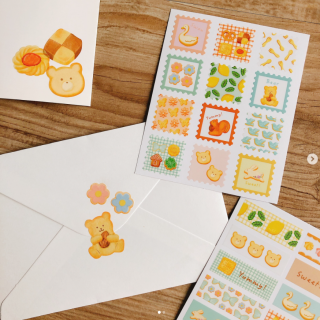 やわらかな風合いがかわいい、クッキー風デザインシール。　“１００円で暮らしは楽しくなる“