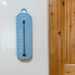 お部屋で快適に過ごすためには、こまめな温度チェックがおすすめです★ マグネット付き！　“１００円で暮らしは楽しくなる“