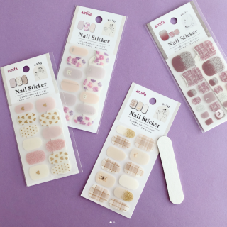 ジェルネイル風に仕上がるネイル用シール。箔押しとグリッターが高見えします。　“１００円で暮らしは楽しくなる“