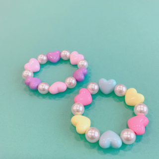 カラフルなおおきめビーズで手首にワンポイント♪　“１００円で暮らしは楽しくなる“