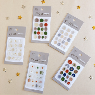 クリスマスネイルはネイルから♪ 貼るだけ簡単のネイルシールで。　“１００円で暮らしは楽しくなる“